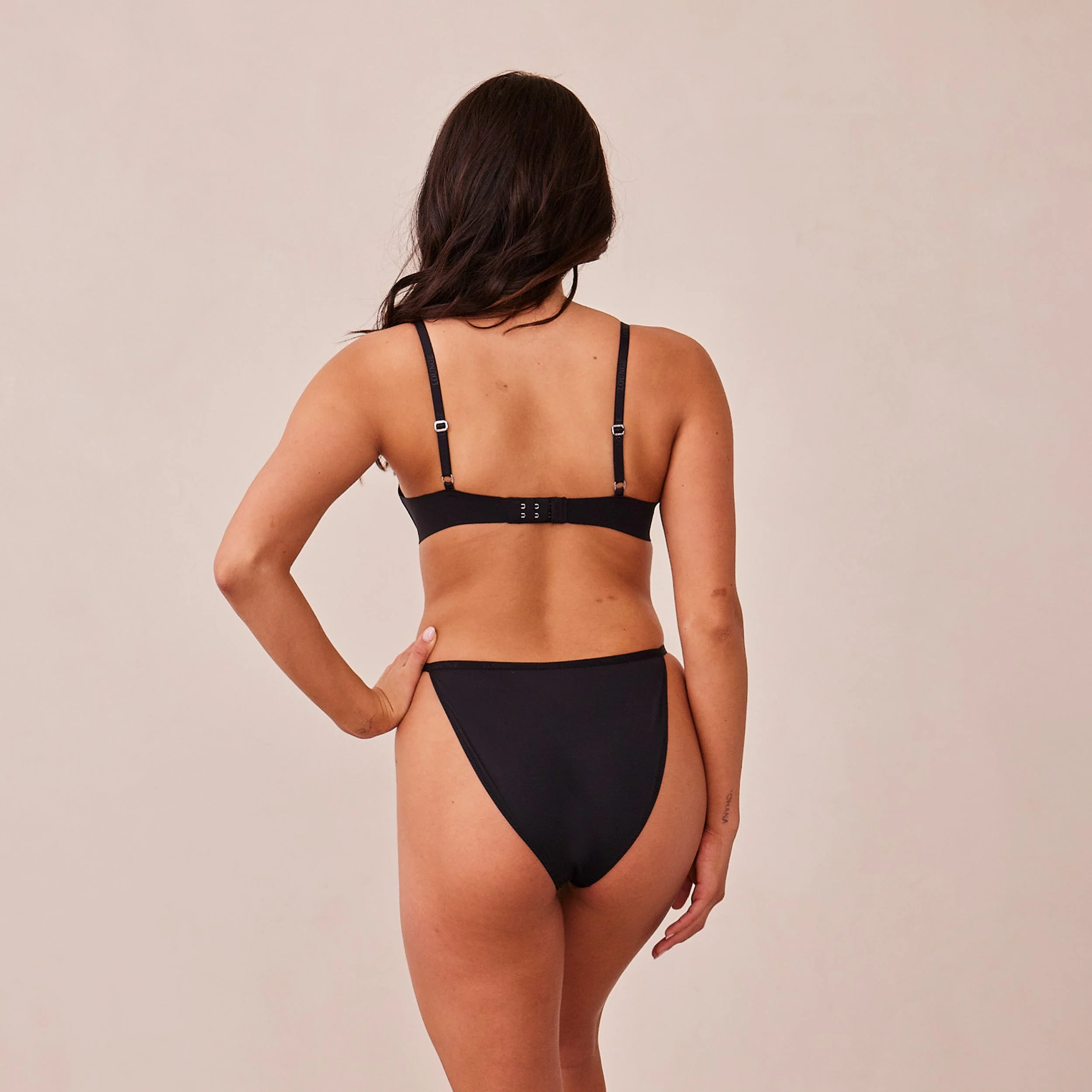Light Non-wire Plunge T-shirt Bra - Black - Image 14